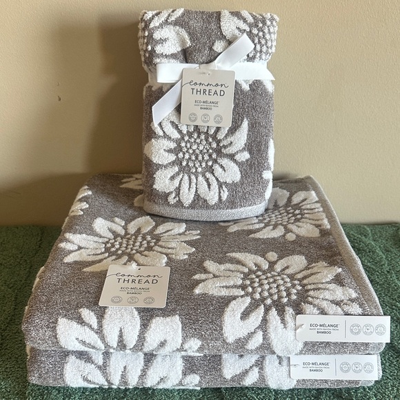 Common Thread Bath Towels Bamboo Sunflower 🌻 Gray & White NEW! - Picture 1 of 11